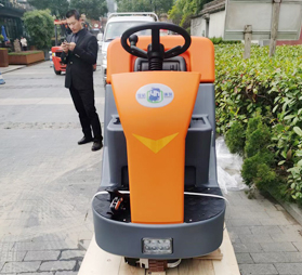 桐鄉某小區地下停車(chē)場(chǎng)采購我公司YH-860駕駛式洗